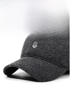 Détail de la casquette de baseball en tricot gris avec logo bouclier et visière incurvée