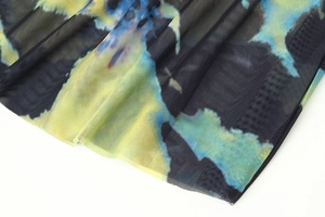 Détail de l'ourlet de la robe imprimée à col en V avec texture et motifs en maille