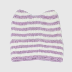 Detail der Strickstruktur der lila-weiß gestreiften Wintermütze mit Katzenohren