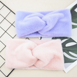 Dettaglio di fasce per capelli in morbido peluche intrecciato in viola e rosa