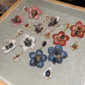 Orecchini a fiore ricamati con cristalli a goccia d'acqua scintillanti e placcati oro