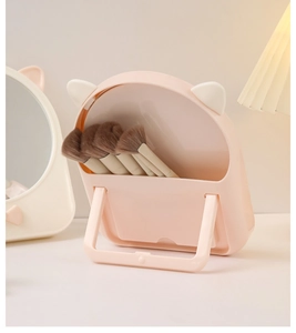 Organizzatore per pennelli trucco rosa a forma di orecchie di gatto su tavolo bianco