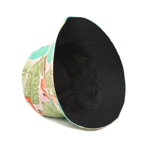 Détail d'un bob avec imprimé flamant rose, motifs tropicaux et doublure intérieure noire