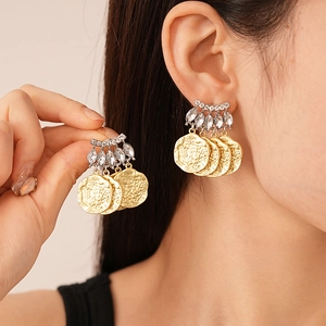 Boucles d'oreilles géométriques bicolores avec strass et pièces métalliques froissées