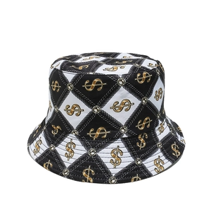 Détail du motif en treillis de diamant avec signes dollar dorés sur un chapeau bob de rue