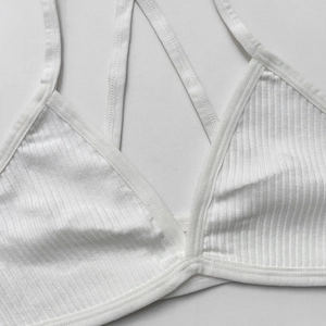 Bralette blanche côtelée avec fines bretelles croisées et col en V pour femmes