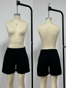 Vista anteriore e posteriore di bermuda in denim nero elasticizzato slim fit su manichino