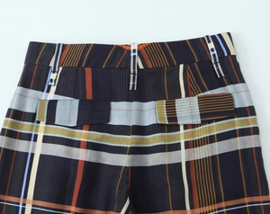 Detail der Karo-Hose mit Gürtelschlaufen und hinteren Taschen mit Knopfverschluss