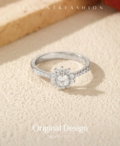 Gros plan d'une bague en argent S925 sertie d'une moissanite et motifs floraux