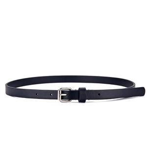 Cintura sottile in pelle nera con fibbia in metallo argentato, accessorio minimalista.