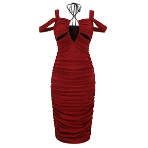 Robe moulante rouge brillante avec encolure licou et détails découpés