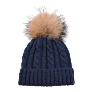 Dettaglio del berretto in maglia a trecce blu navy con pompon di pelliccia rimovibile