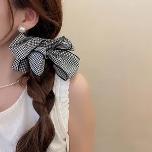 Elegante elastico per capelli a quadretti bianchi e neri con ricamo a bordi ondulati