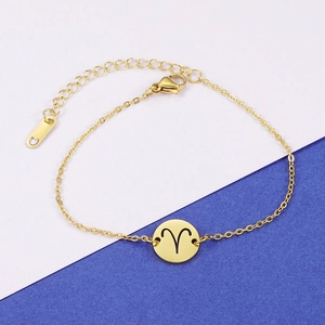 Gros plan détaillé du bracelet zodiaque Bélier doré avec pendentif ajouré poli