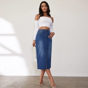Detail van de split aan de voorkant op een blauwe denim midi-rok met hoge taille