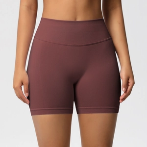 Détail macro de la taille haute côtelée sur un short de yoga sans couture