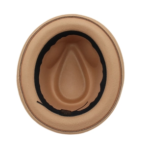 Vue détaillée de l'intérieur du chapeau fedora marron avec étiquette de taille et polyester