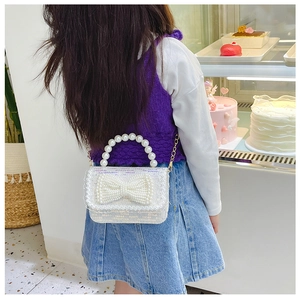 Détail du mini sac blanc pour fille avec poignée en perles et paillettes en décor