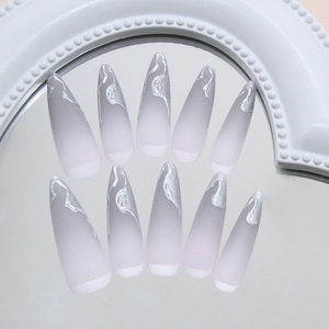 Faux ongles gris mat métallisé avec design ondulations d'eau argentées en relief