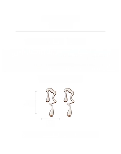 Détails des boucles d'oreilles fluides montrant une hauteur de 7,5cm et une largeur de 3cm