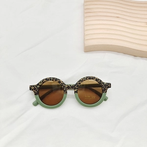 Detail of round leopard print kids sunglasses with UV 400 protection lenses
