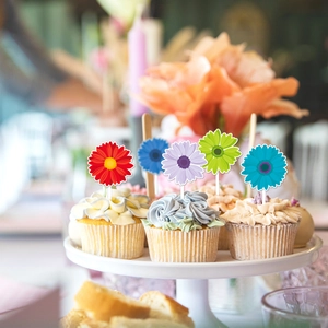 Gros plan de décorations de cupcakes fleurs printanières colorées sur un présentoir blanc