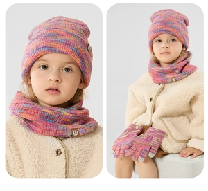Detalle del conjunto de punto de invierno para niños con gorro, bufanda y guantes rosa-púrpura