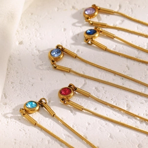 Détail de la chaîne serpent plaquée or 18 carats avec breloques rondes en zircon coloré