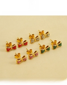 Détail des boucles d'oreilles nœud avec strass multicolores sur acier inoxydable doré