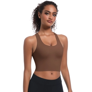 Vue de face du crop top de sport sans couture marron foncé avec décolleté en U profond