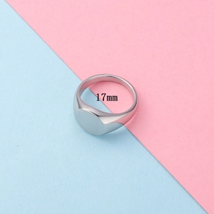 Detalle de un anillo de acero plateado que muestra el diámetro interior de 17mm