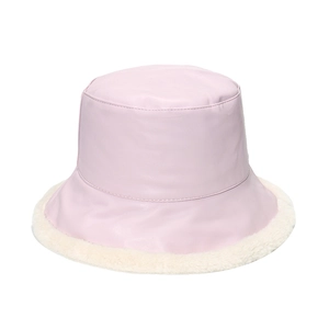 Détail du chapeau de pêcheur en cuir PU rose avec bordure en fausse fourrure