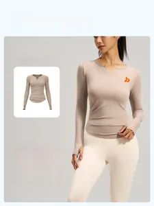 Dettaglio top yoga maniche lunghe con scollo a V, arricciature e asole per pollici