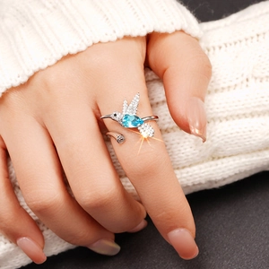 Macro detail van verstelbare kolibri ring met blauwe zirkoon en zilverkleurige steentjes
