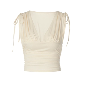 Dettaglio top corto beige con scollo a V, arricciature e spalline annodate a fiocco