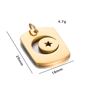 Détail du pendentif en acier doré étoile et lune avec dimensions 29mm par 18mm