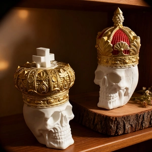 Teschi decorativi con corona e cappello vescovile su base in legno rustico