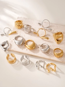 Détail de bagues géométriques avec étoiles évidées en acier inoxydable plaqué or 18K