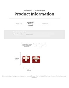 Détail des boucles d'oreilles fleur en C avec émail bordeaux et pierres de zircone