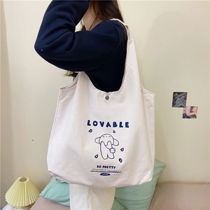 Vue détaillée du sac cabas en toile avec imprimé lapin bleu et bouton pression métal