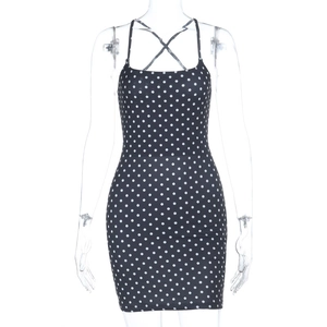 Détails des bretelles croisées au dos d'une mini robe noire à pois coupe ajustée