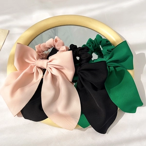 Drei elegante übergroße Haargummis mit Schleifen in Rosa Schwarz und Grün