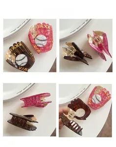 Détail de pinces à cheveux gant de baseball en acétate rose marbré et écaille de tortue