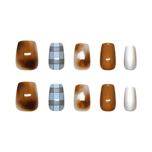 Faux ongles faits main avec motif écaille de tortue marron et carreaux bleu-gris