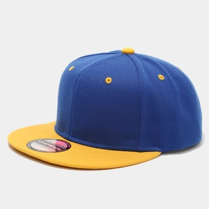 Dettaglio del cappellino snapback blu e giallo con visiera piatta e trama di cotone