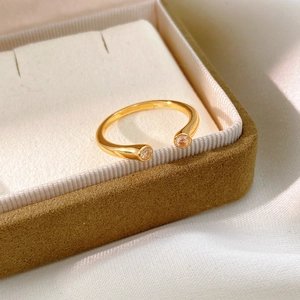 Gros plan d'une bague ouverte plaquée or 18 carats avec oxydes de zirconium