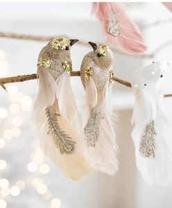 Detalle macro de pájaros de espuma con purpurina y plumas para decoración de árboles de Navidad