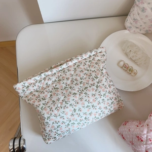 Détail du tissu en coton matelassé à fleurs roses et coutures en losange du sac
