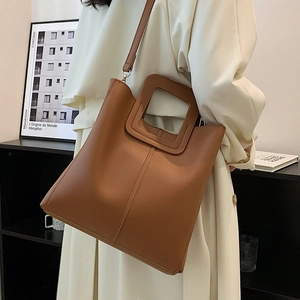 Borsa tote vintage in pelle PU marrone con manici quadrati indossata da modella