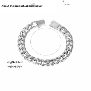 Détail d'un bracelet gourmette en argent 925 avec un fermoir rectangulaire sécurisé